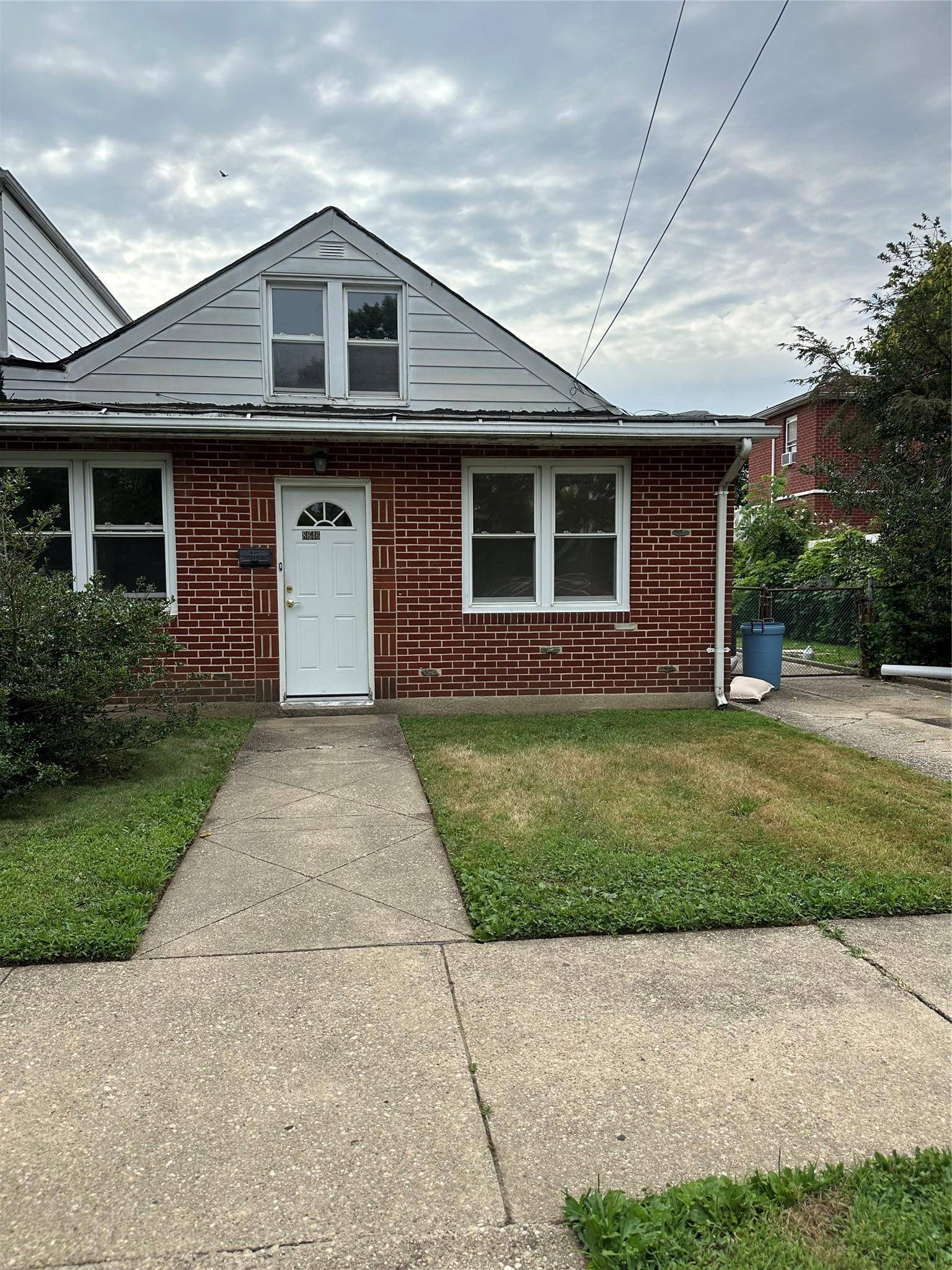 Charming 3 Bedroom Home with Spacious Backyard and Driveway !