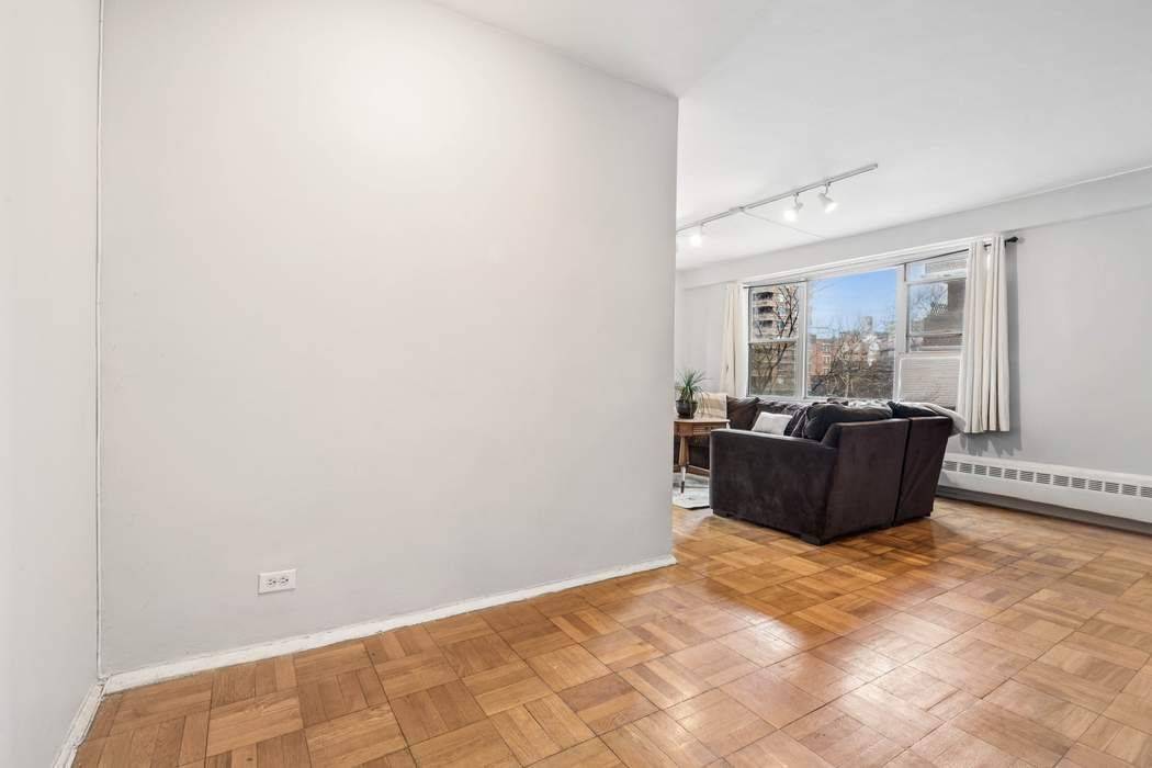 Parkside One Bedroom with Private Balcony and Western Views Enjoy a peaceful blend of light, greenery, and city views in this inviting one bedroom residence with a private balcony, ideally ...