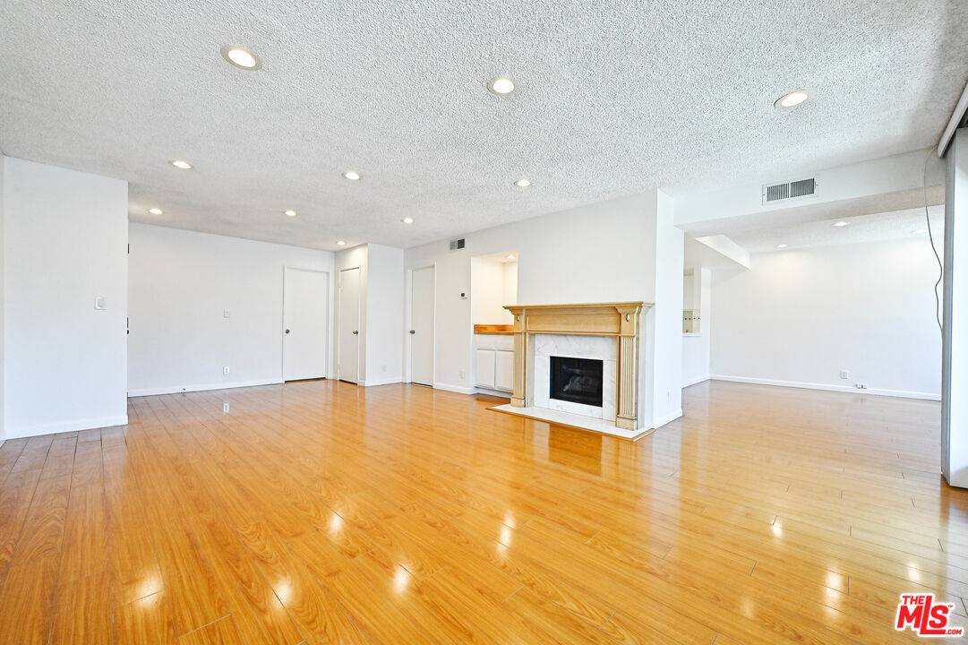 4200   Via Dolce 2BR Marina Del Rey La