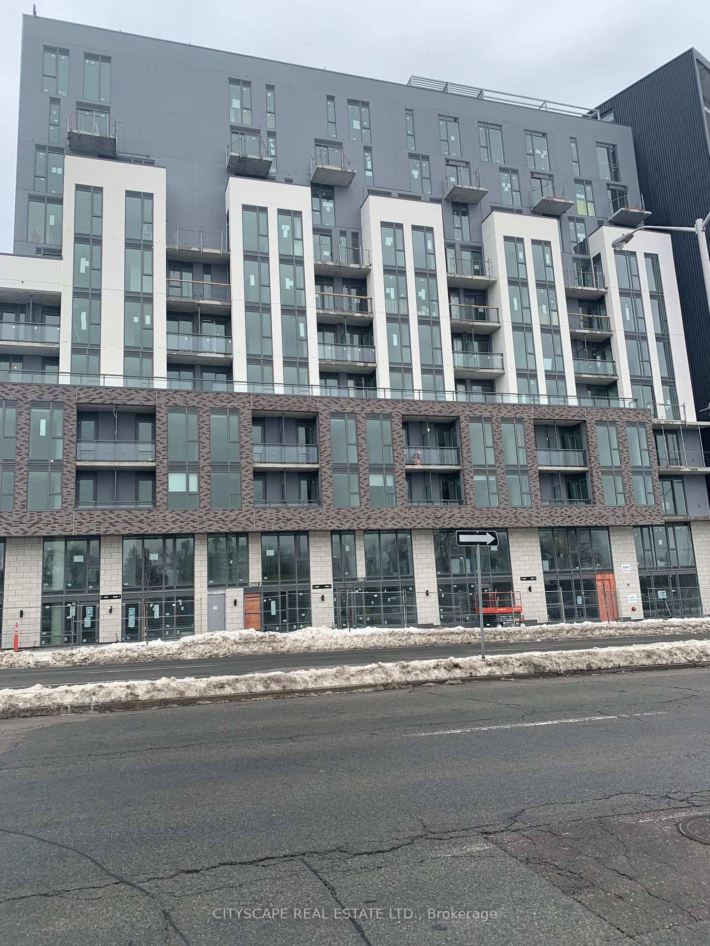Merge Condos ! Bright and spacious 600 Sf 1 bedroom den w functional open concept floor plan, 9 ft ceilings, amp ; laminate floors throughout.