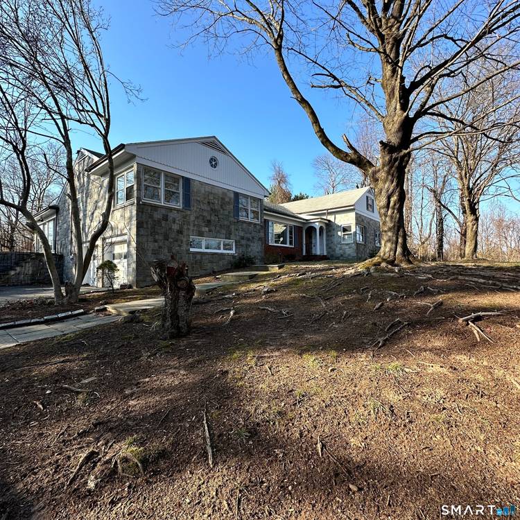This expansive ranch in a very desirable location in North Haven is ready for immediate occupancy, with over 3000 sqft, 6 bedrooms and 3 bathrooms and attached 2 car garage ...