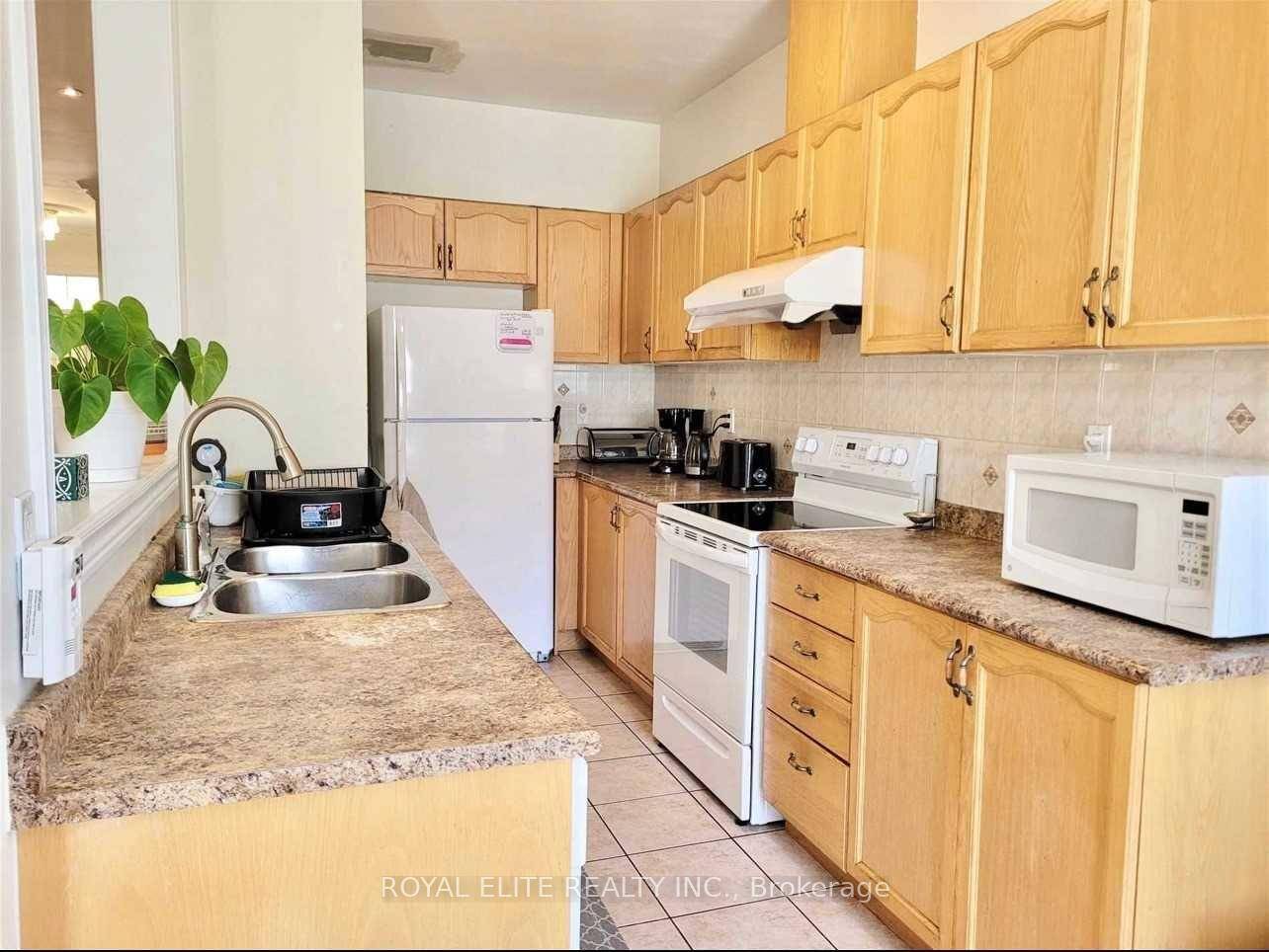 Beautiful Semi Featuring 4 Bedrooms !