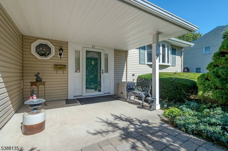 Split Level Home in Desirable Hazelwood Welcome to this 3 bedroom split level home located in the sought after Hazelwood section.