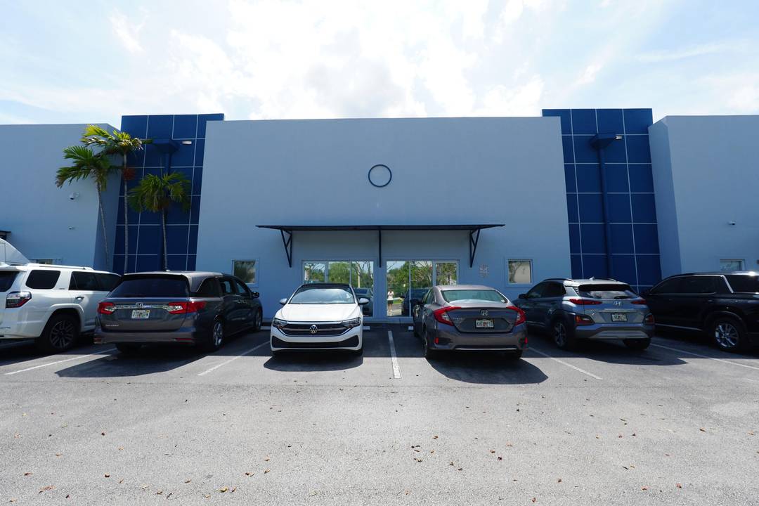 4, 500 SQFT warehouse fully under A C in the highly sought after West Pembroke Pines area.