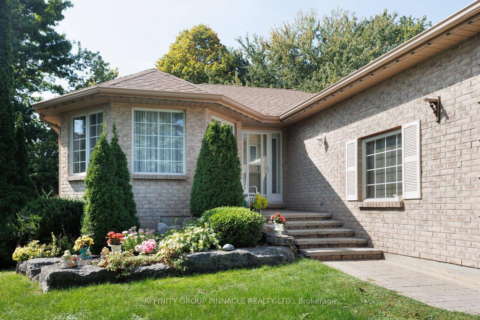 A HOME WITH GOOD BONES IN A GREAT NEIGHBOURHOOD.