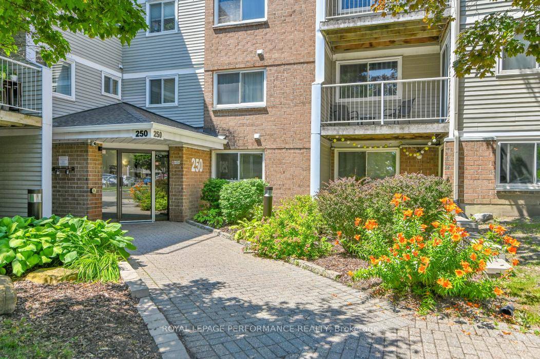 Perched on the top floor, this bright and stylish one bedroom end unit offers a unique combination of privacy, space and panoramic western views.
