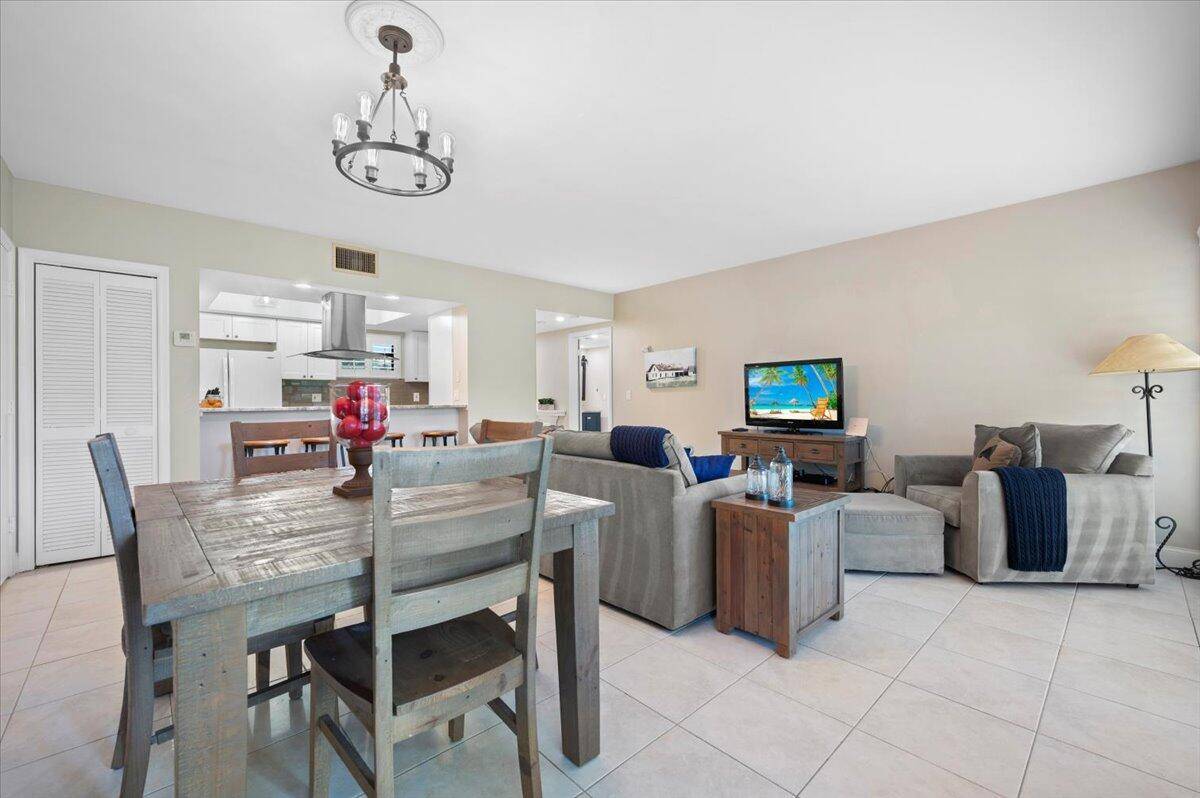 Ground floor 1 bedroom 1 bath Bagattelle unit perfectly located at the West Gate of Palm Beach Polo so as to quickly golf cart to WEF and Global Dressage.
