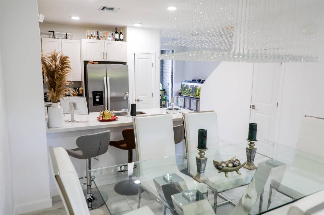 Spectacular townhouse in Deerfield Beach, 3 Bedrooms and 3 Bathrooms, spacious, bright, and move in ready.