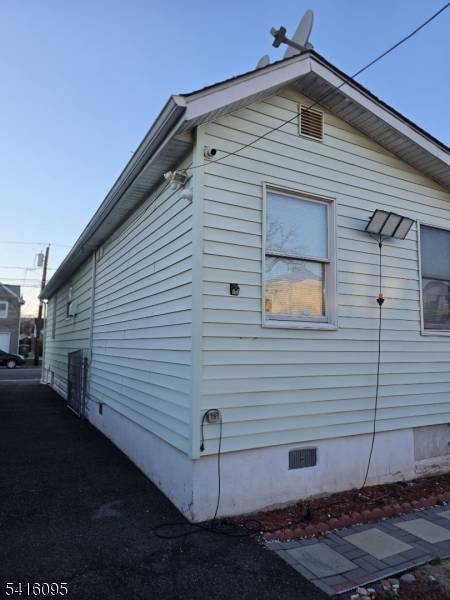 Beautiful single family home featuring 2 bedrooms and 2 full bathrooms, offering a comfortable and functional layout.