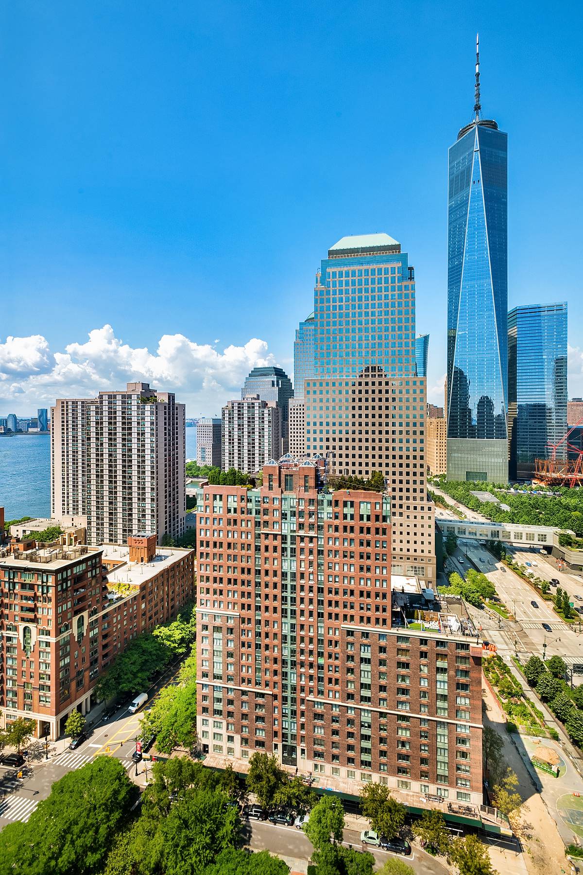 Perched on the 31st floor, this great one bedroom apartment offers dramatic northern views of the WTC and Hudson River.