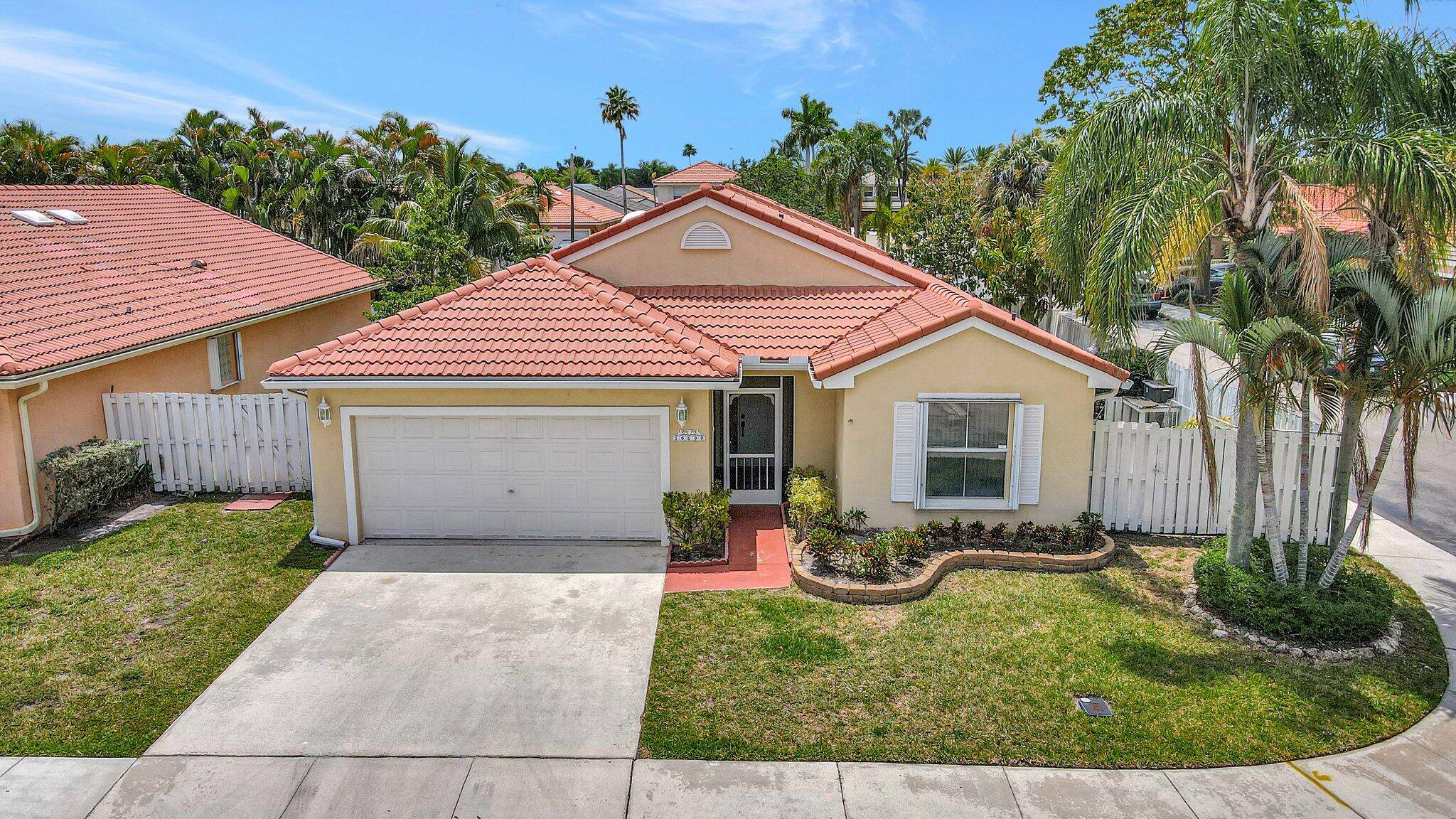 Charming 3 Bedroom Home in the Heart of Pembroke Pines !