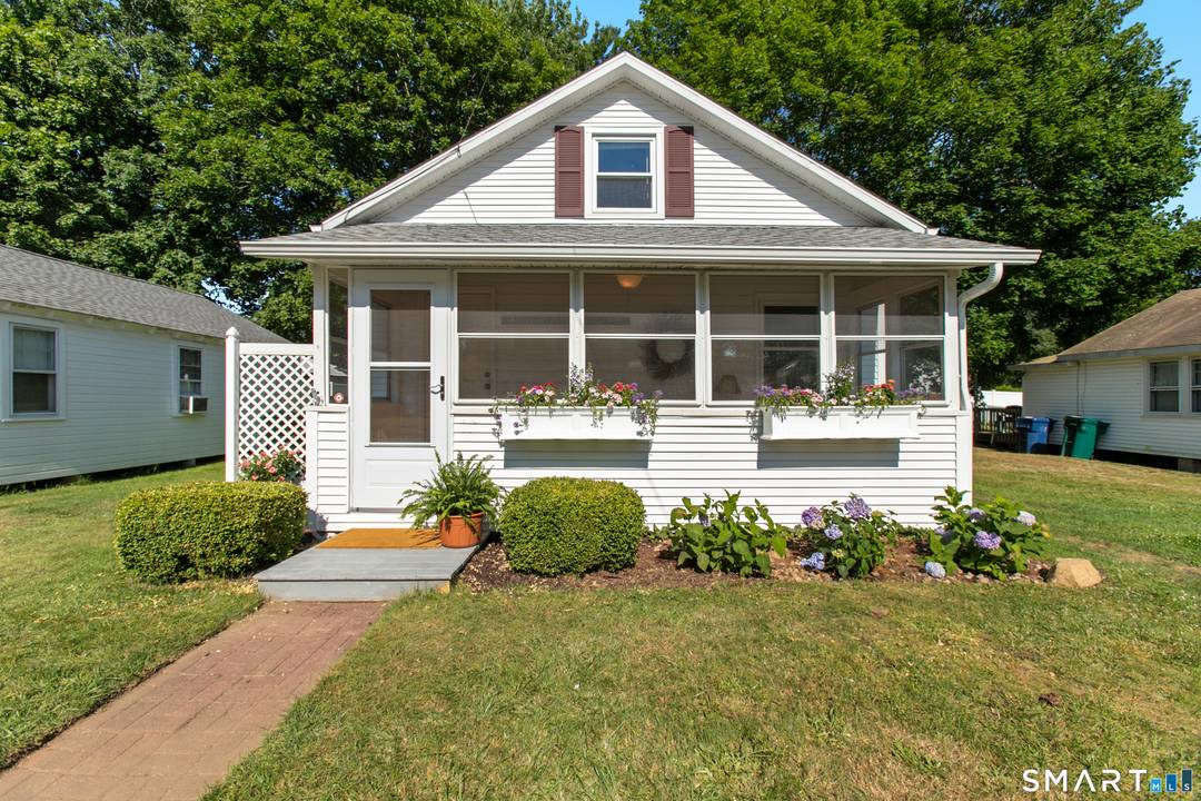 Charming, beautifully maintained seasonal beach cottage just about 800 steps from the shore.