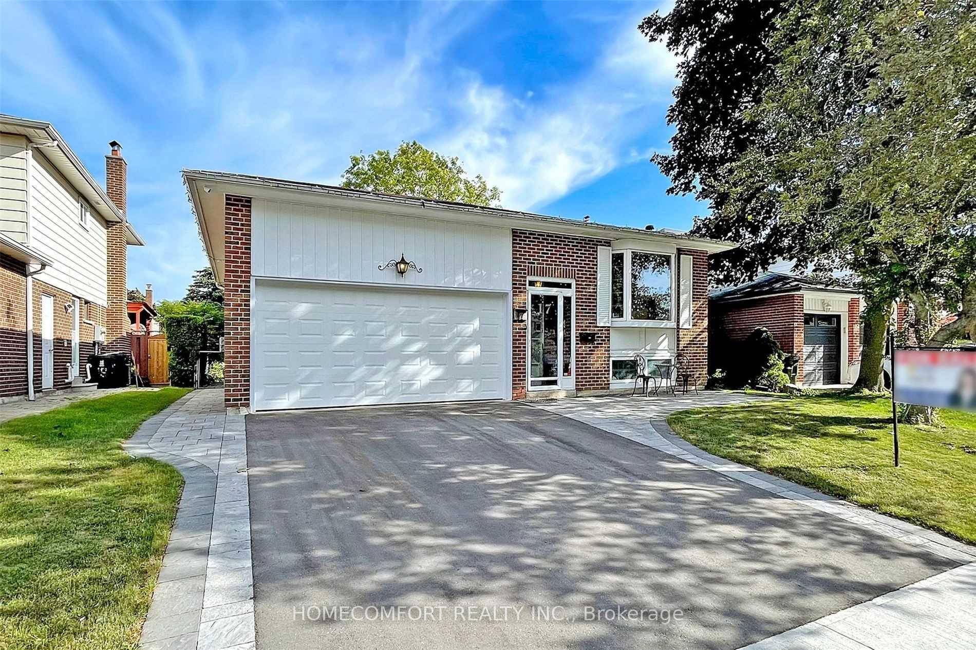 Stunning and bright Backplit4 Detached House Nestled On A Child Safe Cres And The Most Sought After Neighborhood !