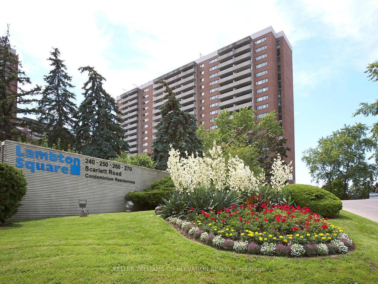 LIVE LARGE LAMBTON SQUARE !