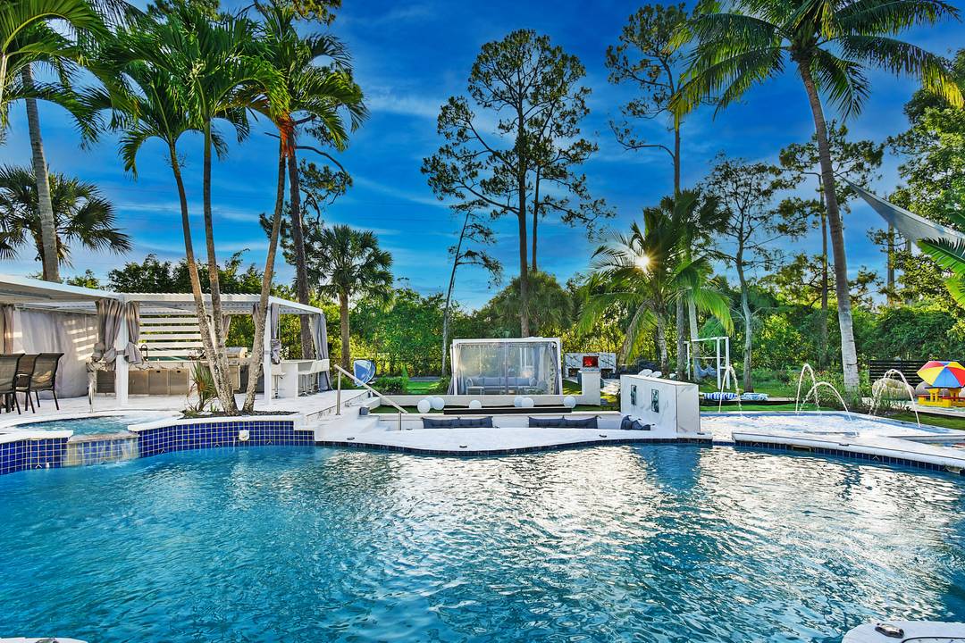 Luxury paradise residence located on the quiet area in Paddocks.