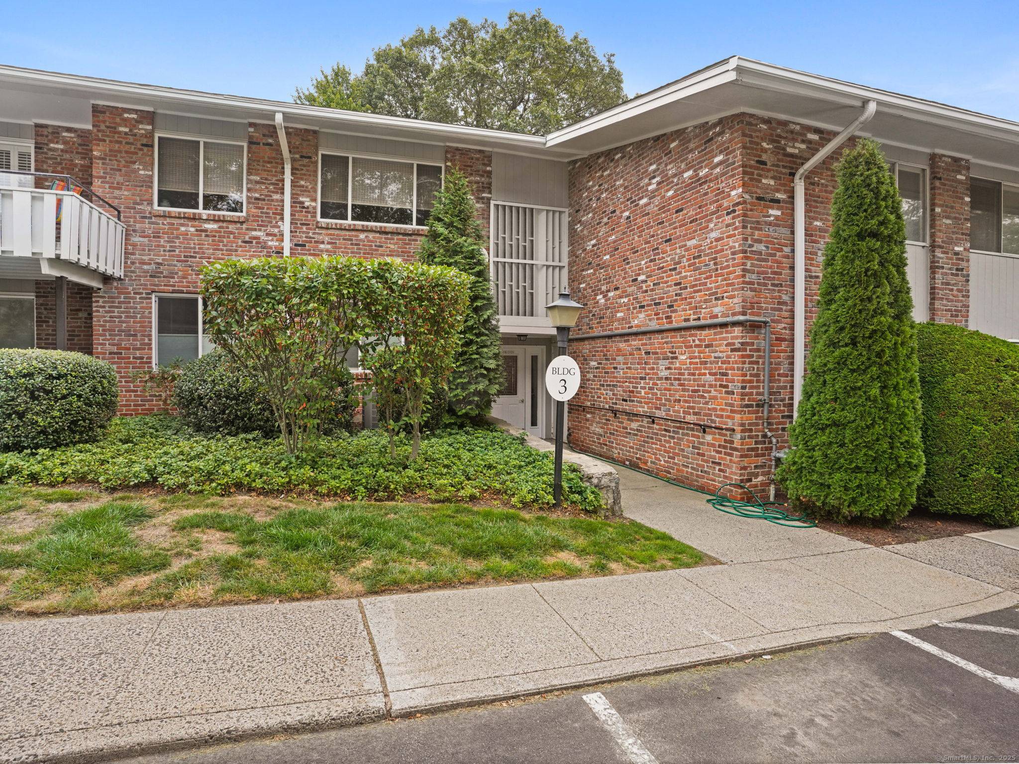 This desirable 3 bedroom, 2 bath first floor corner unit offers comfort, convenience, and an ideal location close to everything Fairfield, Southport, and Westpot have to offer.