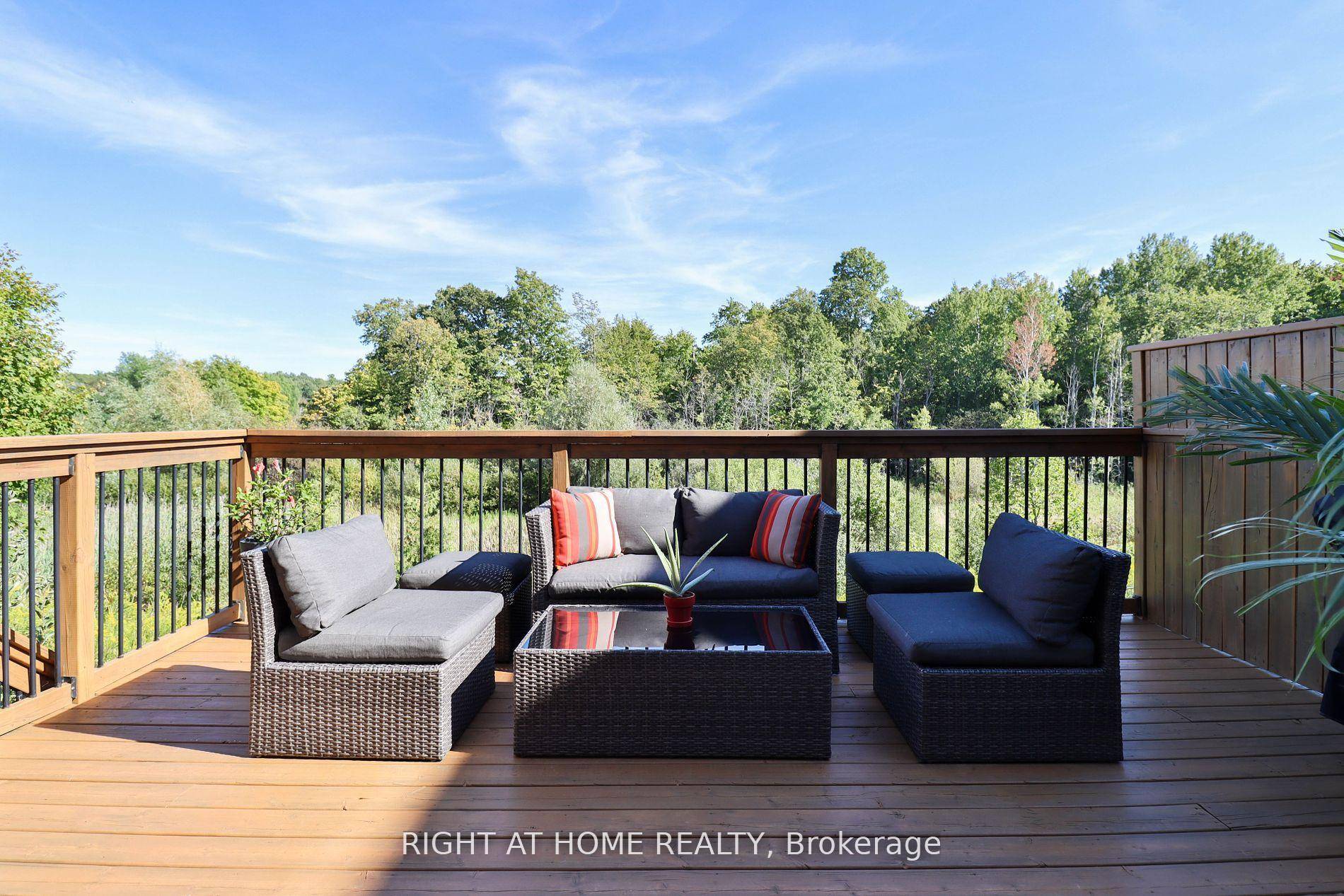 Luxury Meets Nature in Aurora !