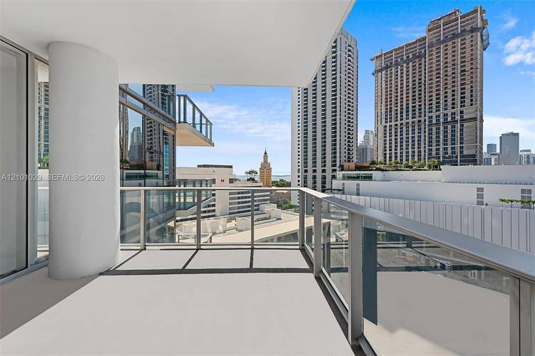 Luxury Property Unit with 3 bed PLUS Den amp ; 4 baths amp ; Private Elevator, is a must see, located at PARAMOUNT Miami World center.