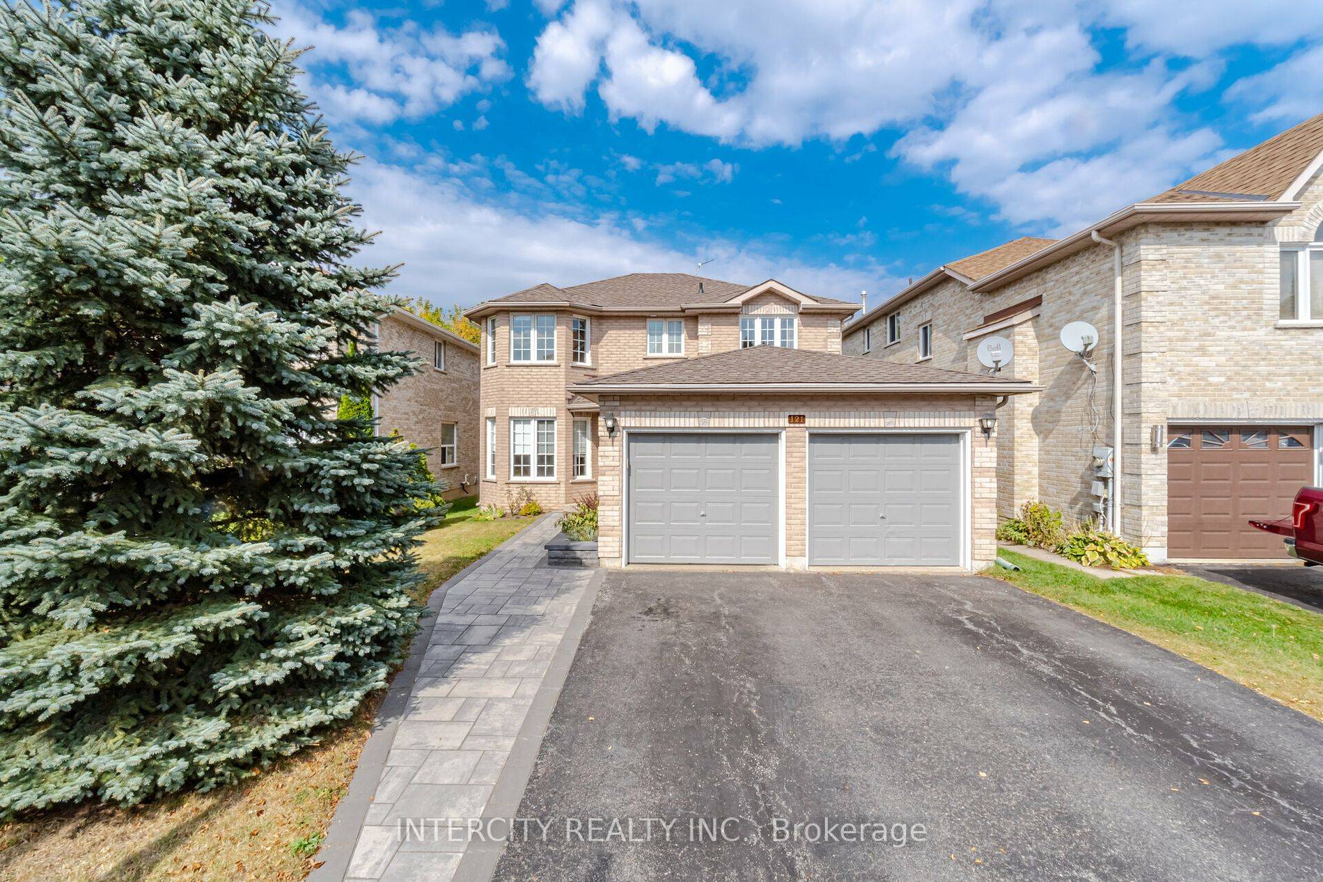 Beautiful open concept home in family friendly neighbourhood, backing onto greenspace and trees !