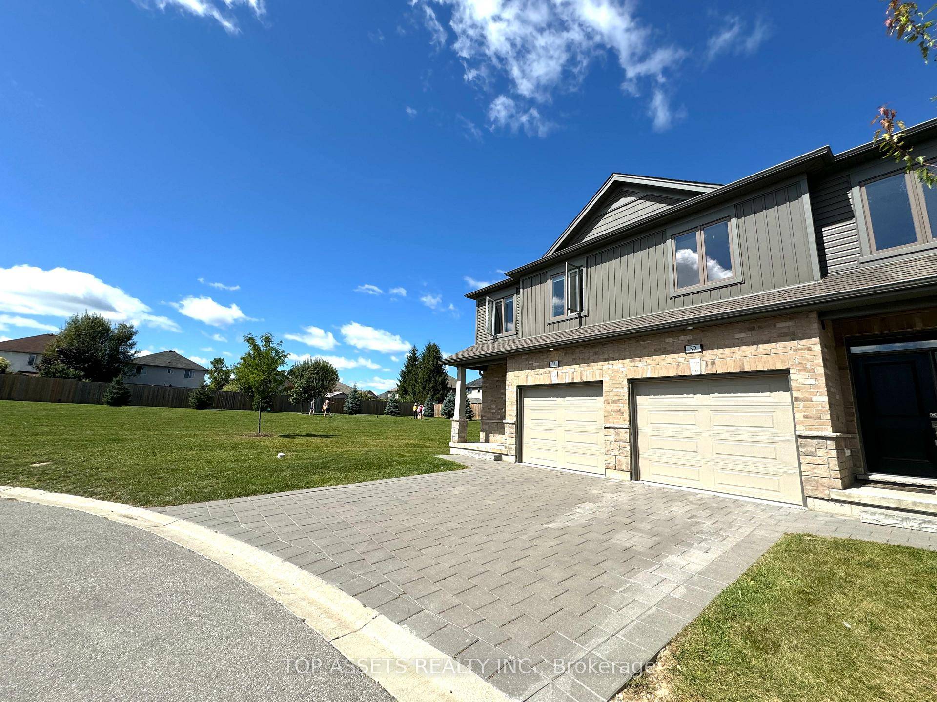 This 1, 987 sq. ft. Ironstone built 2 storey townhouse offers 3 bedrooms, 3.