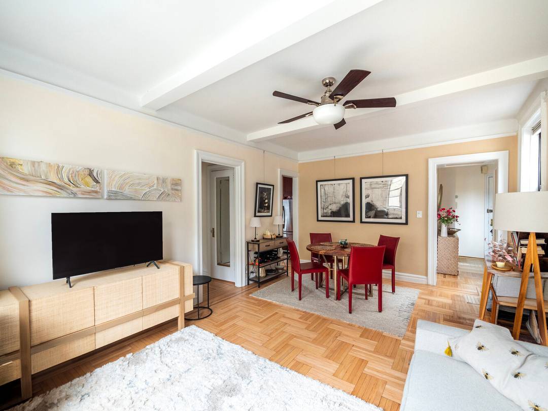 A rare opportunity in the heart of Lincoln Square, this inviting and well proportioned one bedroom offers classic Upper West Side charm just moments from Central Park.