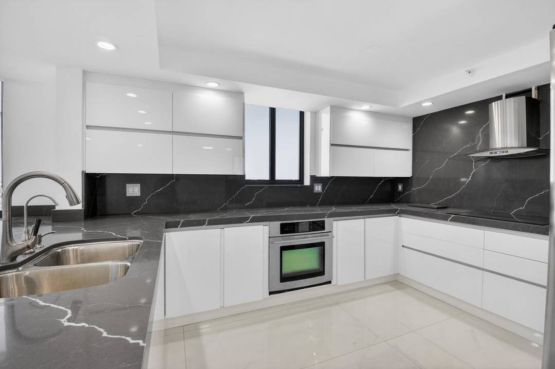 Rarely available corner 1, 433 SqFt 2BR 2BA Penthouse Captain model featuring breathtaking, panoramic Intracoastal views from every room !