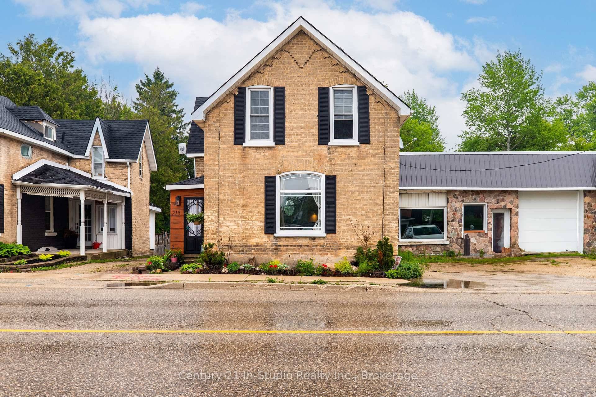 A delightful duplex awaits you in Durham, investors take note, this lovely and well maintained property shows pride of ownership throughout.