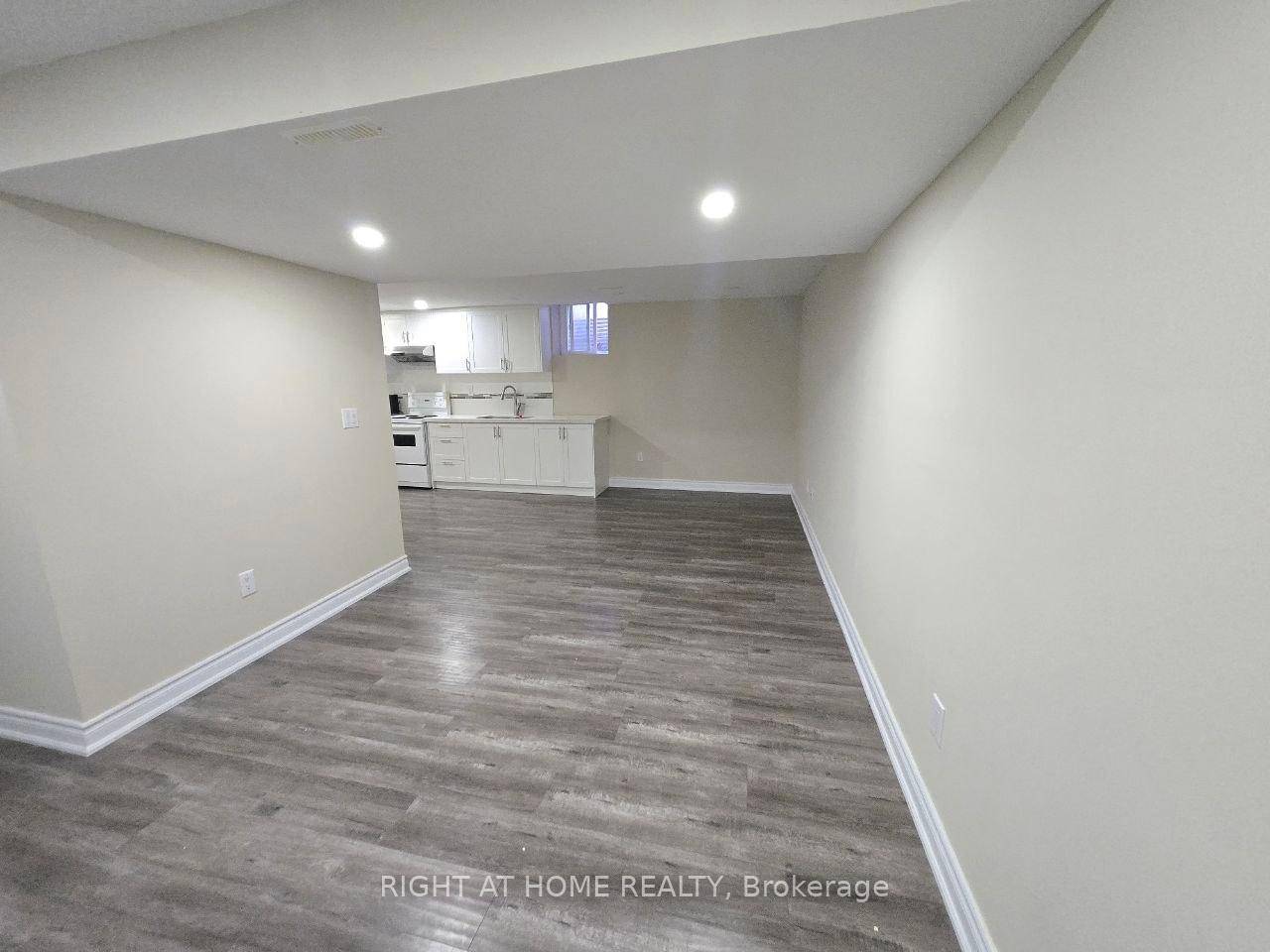 Spacious and beautifully maintained basement located in the family friendly neighbourhood of Bristol London.
