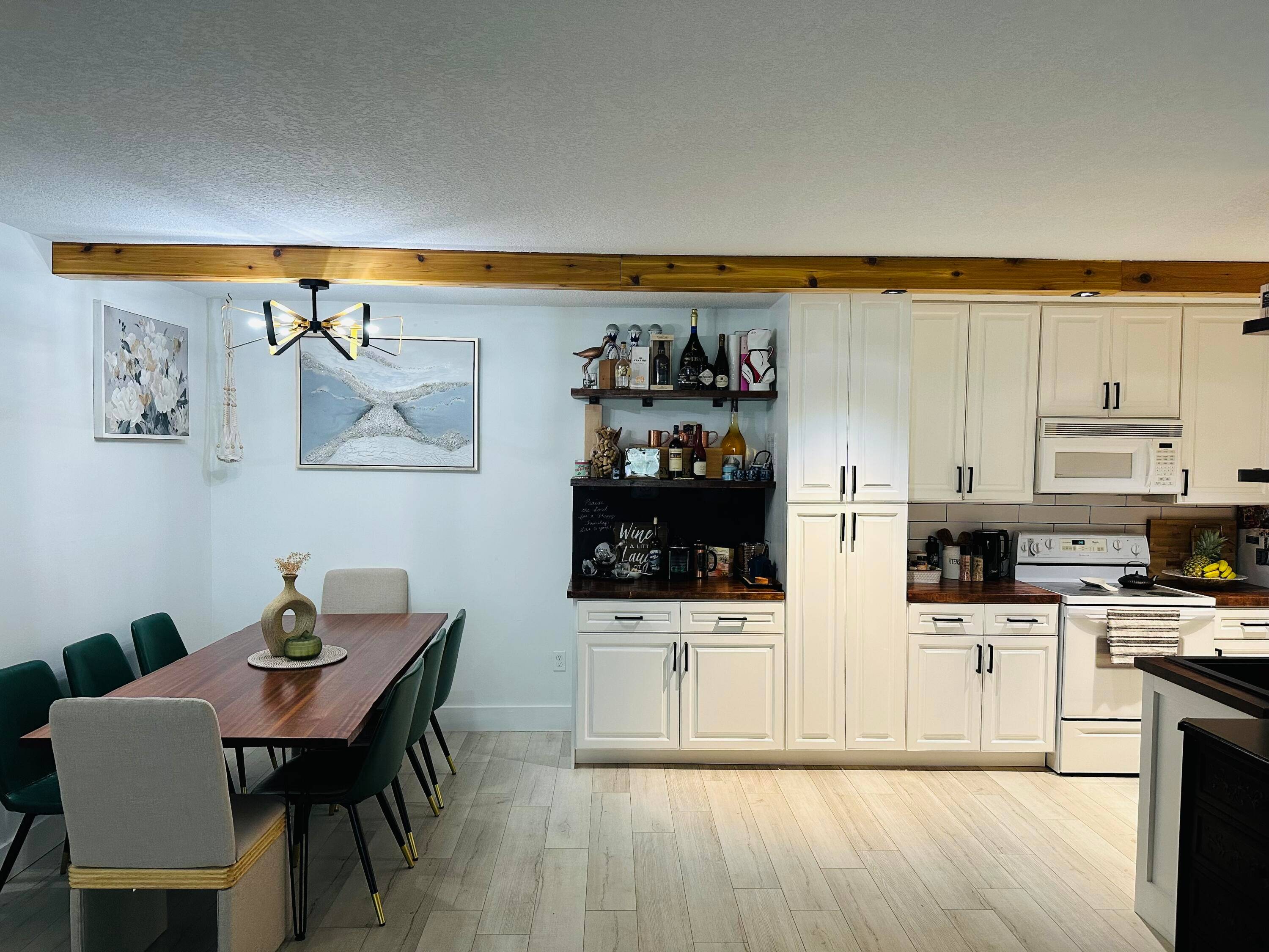 BEAUTIFUL COMPLETELY RENOVATED UNIT !
