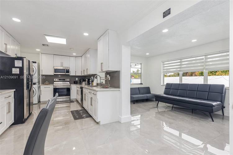 Beautifully renovated 3 bedroom, 2 bathroom home for rent in Sunrise !