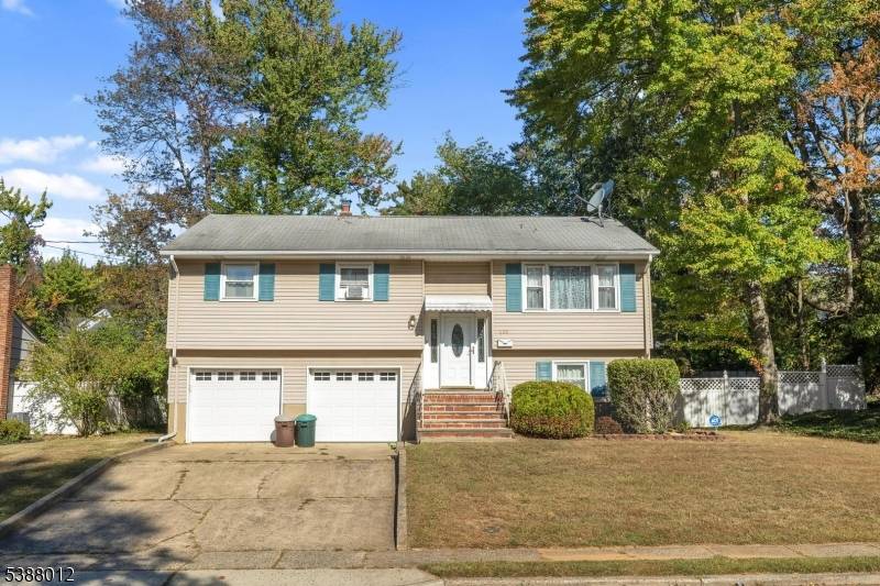 Welcome to this well maintained bi level home offering 4 bedrooms and 1.