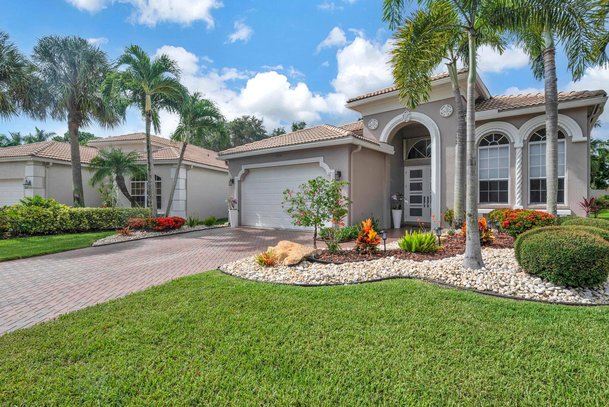 PRICE REDUCTION SELLER MOTIVATED Nestled within the sought after Aberdeen Golf Country Club, this stunning 2 bedroom, 2 bathroom plus den home offers a seamless blend of modern luxury and ...