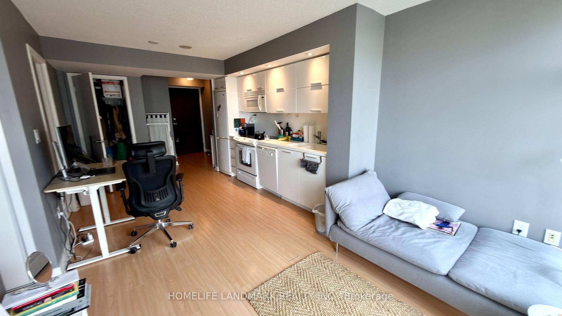 Price to Sell ! ! Well Maintained One Bedroom Unit for Sale at Luna Vista CityPlace.