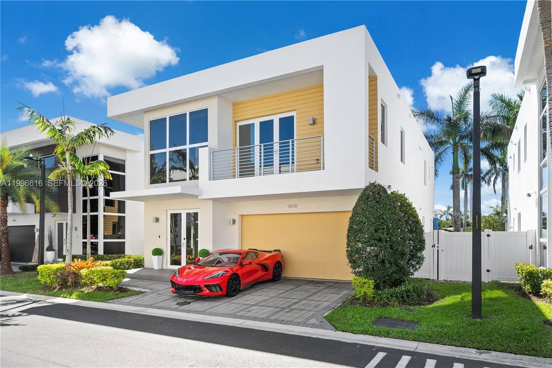 Magnificent Single Home in Modern 45 in Doral City.