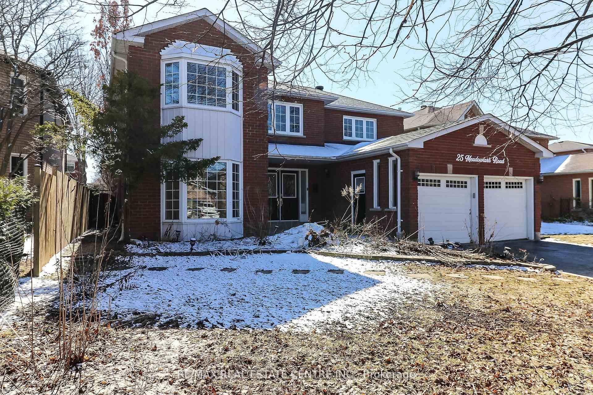 Look no further ! ! One of the nicest homes in the Cundles East Area of Barrie, Offering 4 3 Spacious Bedrooms, 4 Washrooms, Two Kitchens, Double Car Garage, Parking ...
