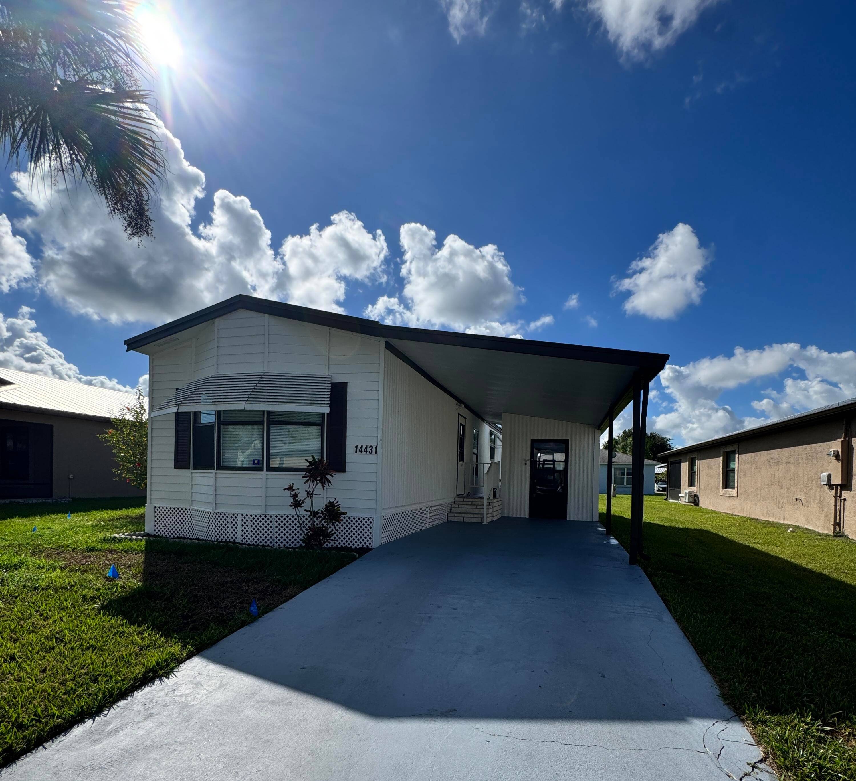 Lovely 2 bedroom 2 bath home in the 55 Spanish Lakes Fairways community.