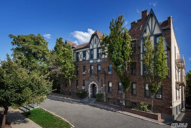 Estate style. Lynbrook Village.