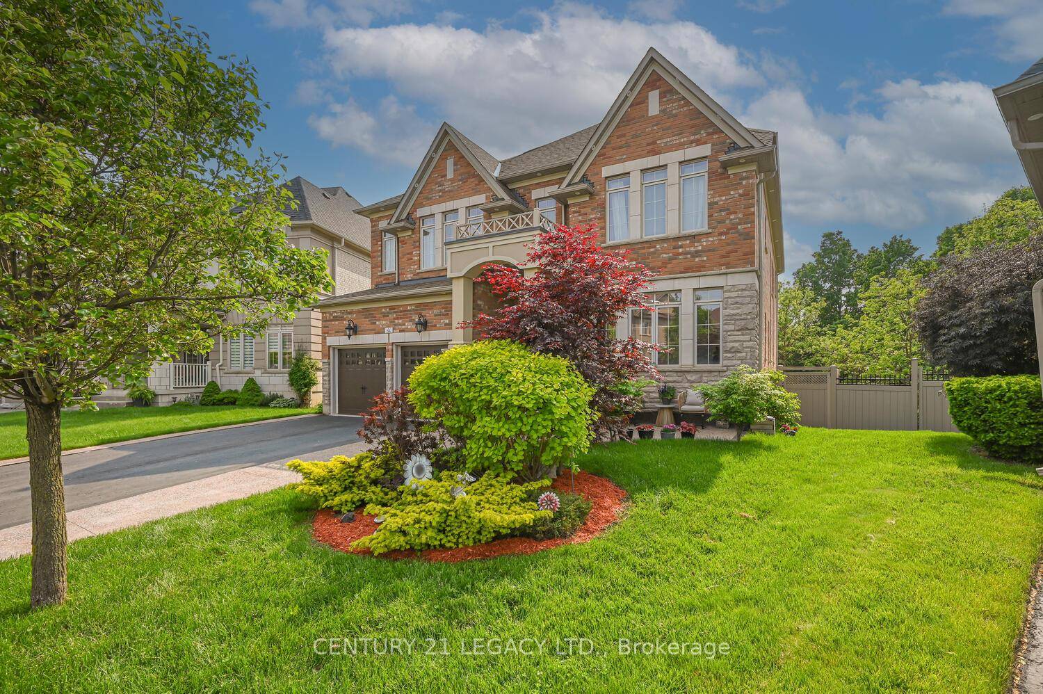 Credit Ridge Luxury Home Conservation RAVINE Pie Shaped Lot Walkout Basement total living space above 5000 sqft.