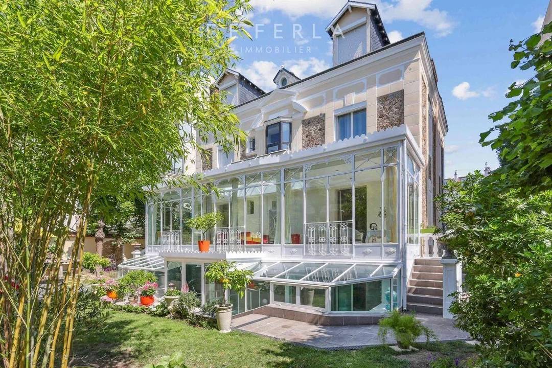 Propriété d’exception avec piscine intérieure à proximité des bords de Marne