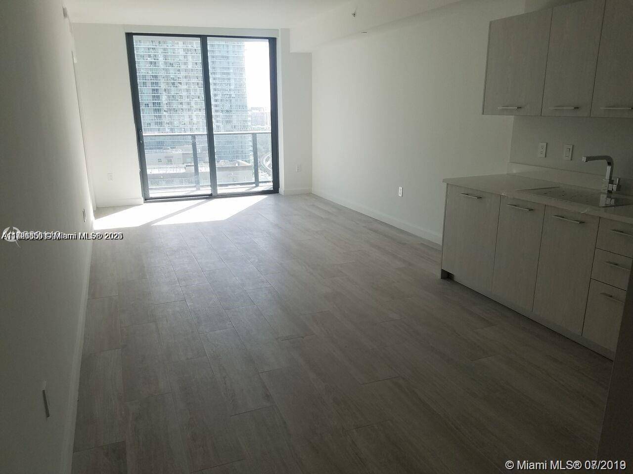 Beautiful 1 bed 2 bath plus den, great city views over Mary Brickell Village !