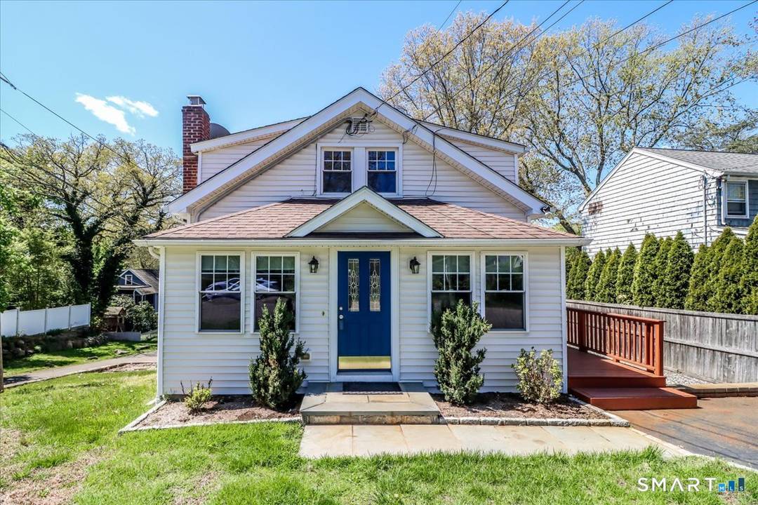 Charming bungalow offering 2 bedrooms and 1.