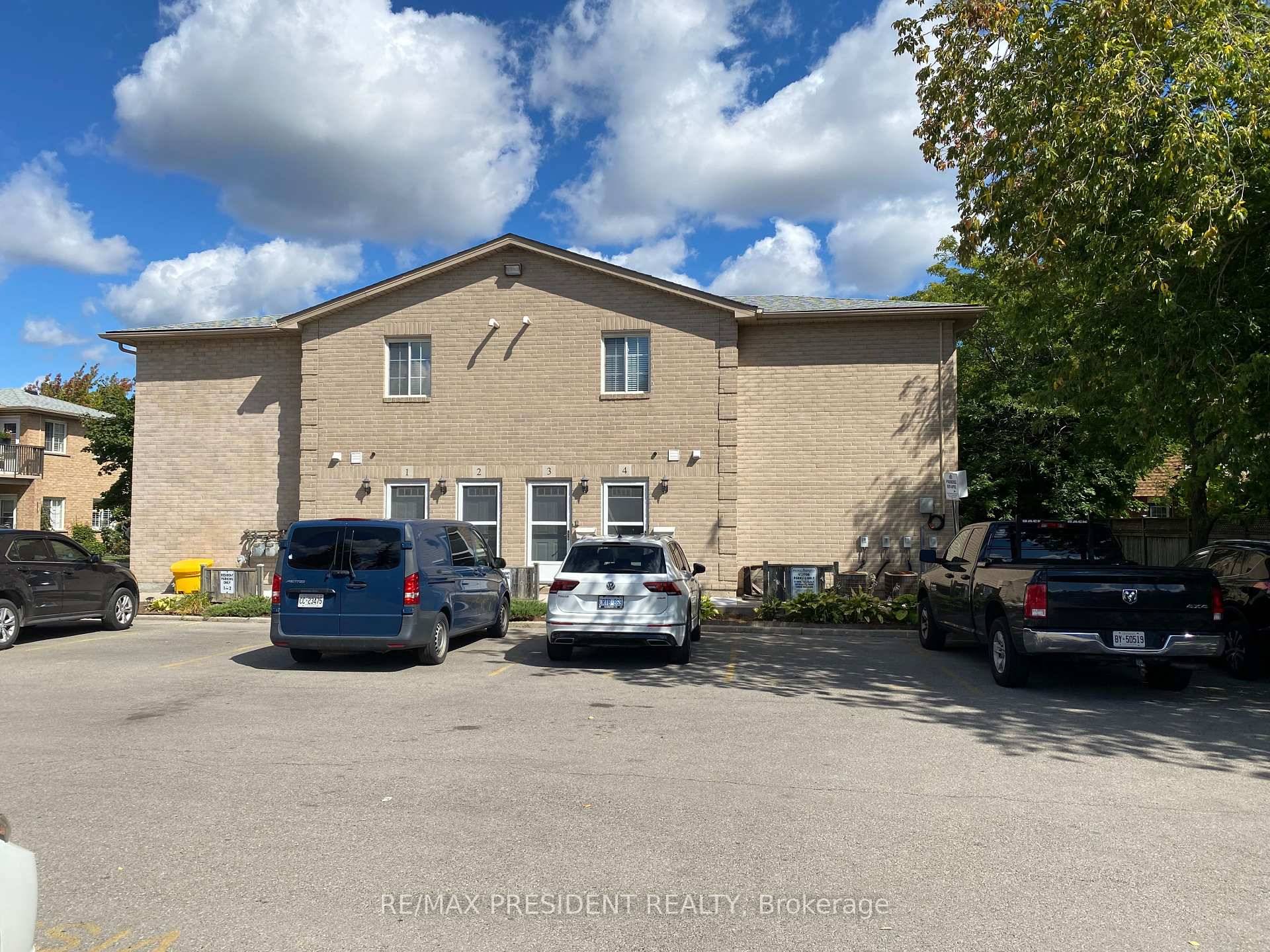 Welcome to this beautiful 2 bedroom, 2 bathroom condo in the heart of Hamilton Mountain !