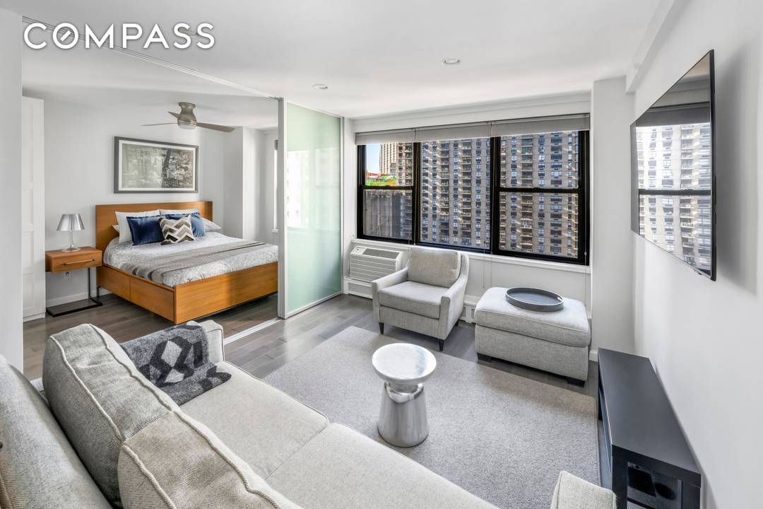 Welcome to apartment 9O South !