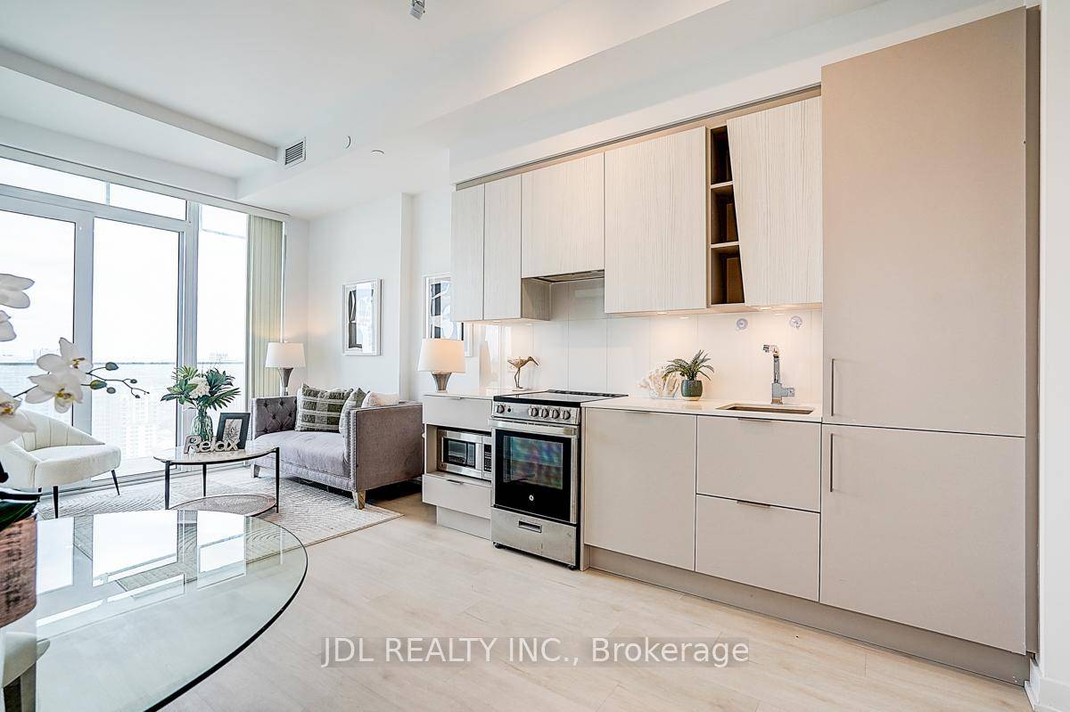 Modern 1 Bed Den suite in the sought after M City 1 building in downtown Mississauga, featuring 684 sq ft 586 sq ft interior 98 sq ft balcony on a ...