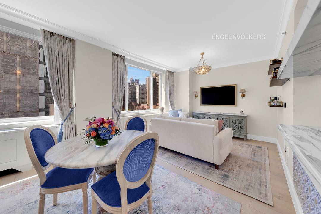 Sunny South Facing One Bedroom with City Views Perched on the 10th floor, Residence 10B is a thoughtfully upgraded 1 bedroom, 1 bathroom home with sunny southern exposure and open ...