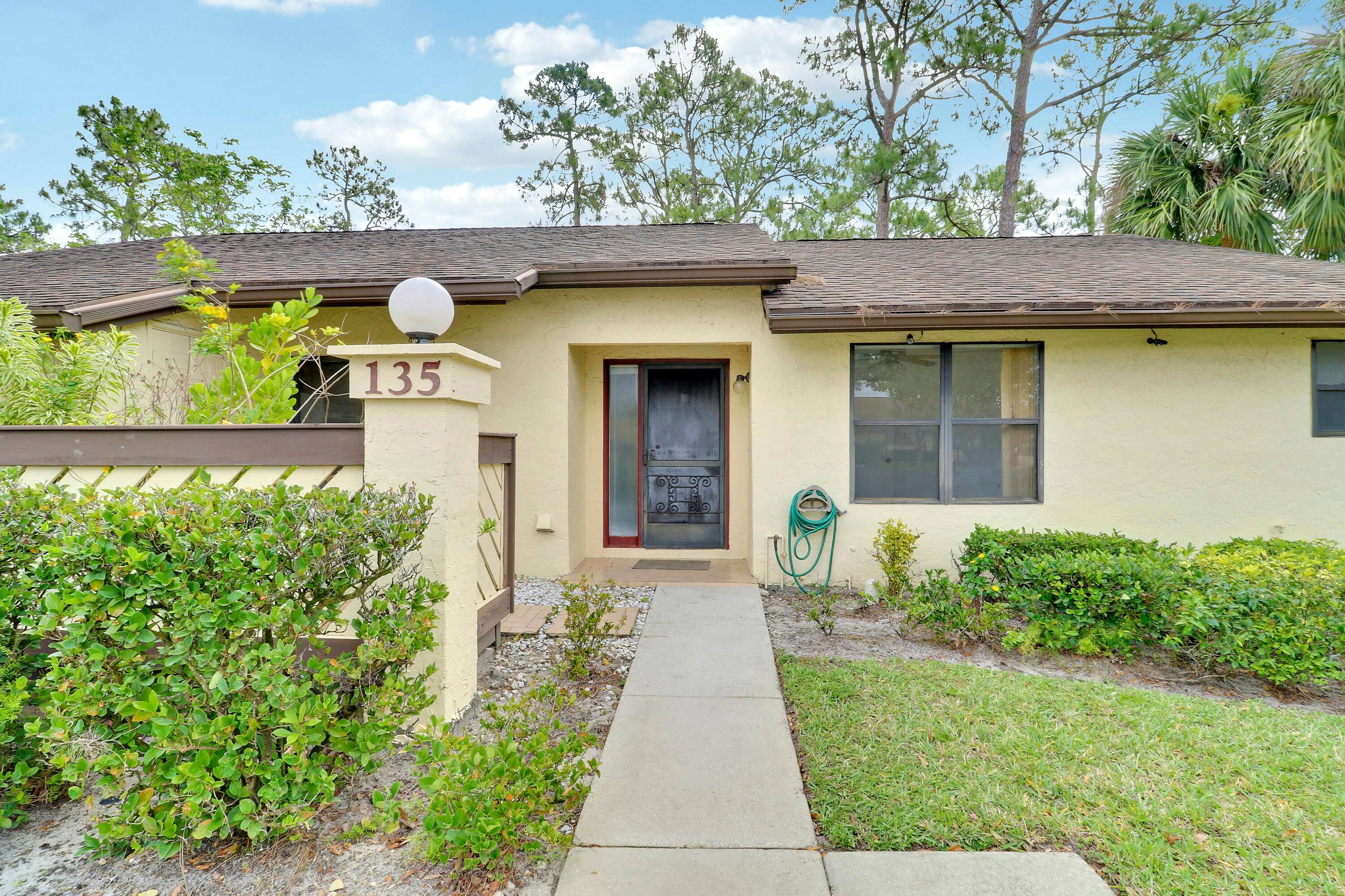 Cosy 3 bedroom 2 bath villa located in the active 55 community of Strathmore Gate in Royal Palm Beach.