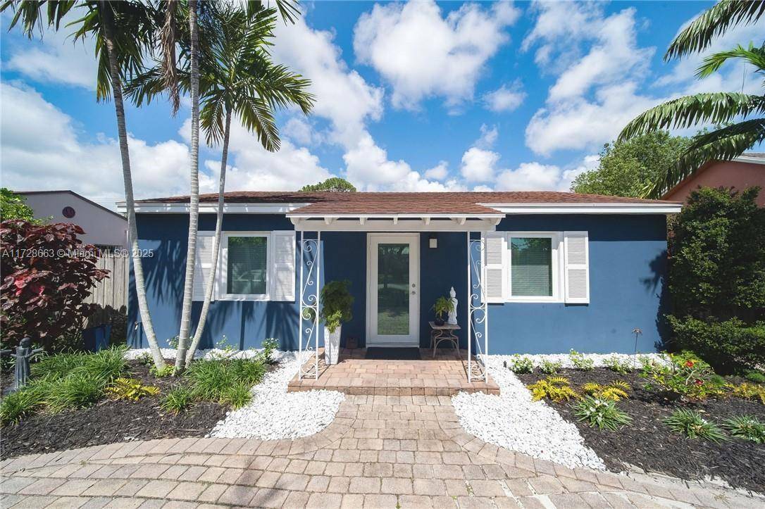 CHARMING TROPICAL PARADISE 2 Bedroom Unfurnished Cottage Single Family Home in the PERFECT LOCATION.