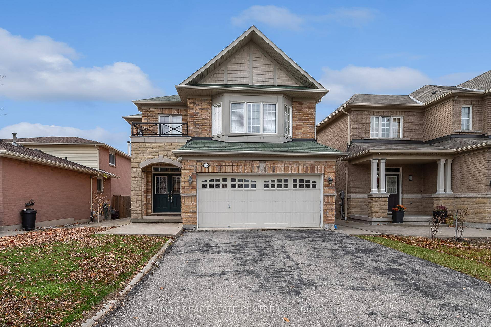 A charming detached 3 bedroom home situated in the Crerar neighborhood close to Limeridge Mall.