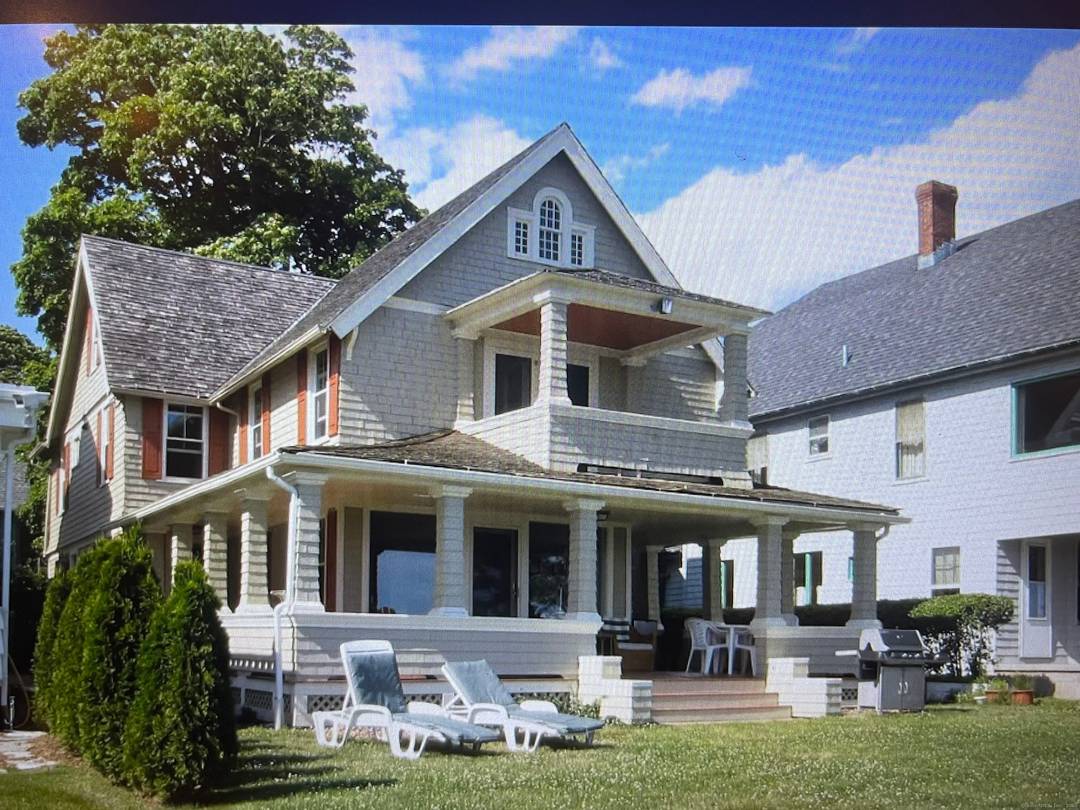 Wonderful direct waterfront located in Pine Orchard.