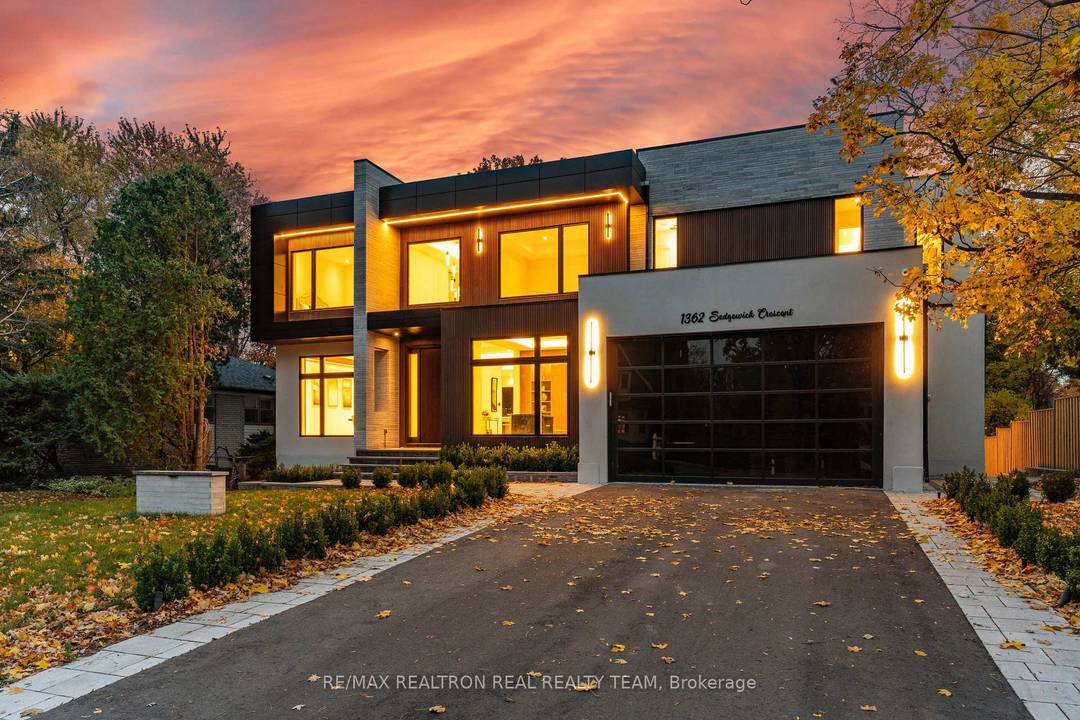 Luxury Meets Modern Design in South Oakville !